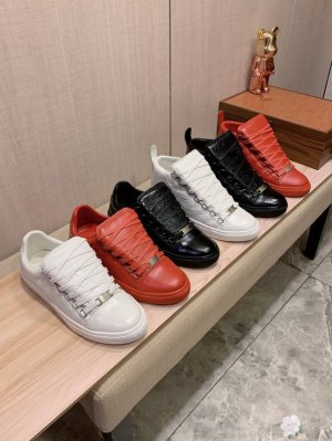 低帮新款: 厂价 巴黎世家* 最新爆款休闲鞋，顶端品牌奢侈～代购，顶级～质量。鞋面選用进口透气牛皮搭配材质透气羊皮垫脚 精细做工。原版个性时尚柔软橡膠耐磨防滑大