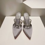 顶级版 原版盒 Christian Louboutin S原版做货重工Cl半拖高跟凉鞋～ 鞋面: 尖头设计的外表，水晶链条围着脚背，不食人间的仙女外表下包含着性