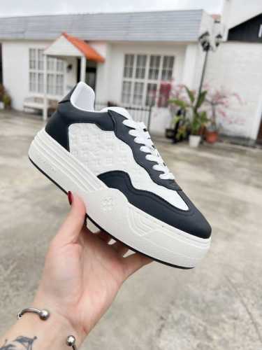 本款 LV Groovy platform 运动鞋为牛皮革局部压印 Monogram 图案，并拼接七十年代鞋面与大号橡胶外底。鞋带装饰和外底绽放 Monogra