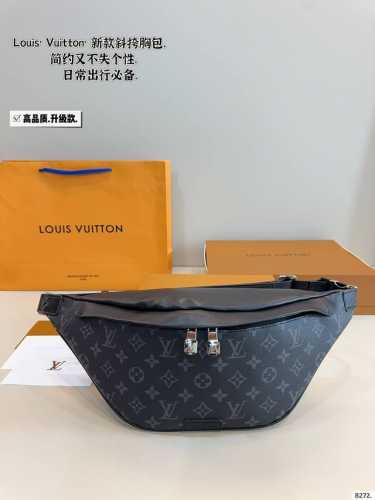 配礼盒 Lv 路易威登 胸包送男朋友专属酷酷酷 此款Discovery腰包由Monogram Eclipse帆布制成,兼具休闲时尚气质与现代功能性。造型符合人体