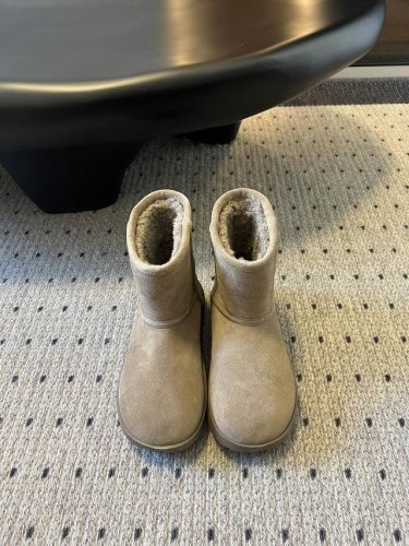 顶级版本 Bottega Veneta 葆蝶家BV秋冬新款圆头雪地靴毛毛短靴 Ins上超火 欧美街拍出镜率超高 最高版本发售 圆圆胖胖的鞋型 穿上之后非常的藏肉