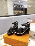 出厂 Loui& Vuitto&路易威登 法国代购新款驴牌 春夏首选 Lv路易威登年最新爆款Harbour楔形凉鞋出货啦 此款Harbour楔形水台凉鞋其交叉的