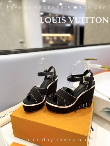 出厂 Loui& Vuitto&路易威登 法国代购新款驴牌 春夏首选 Lv路易威登年最新爆款Harbour楔形凉鞋出货啦 此款Harbour楔形水台凉鞋其交叉的