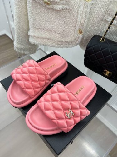 橙子出厂价p chanel 香奈儿春夏新款 菱格魔术贴拖鞋 厚底凉拖 情侣款 懒人必备穿了会上瘾的拖鞋 巨软巨舒服 让你摆脱一切的束缚感 呆萌的面包鞋型 对脚宽