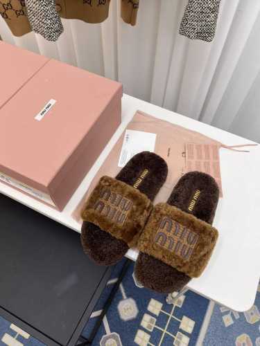 MIU家2024新款刺绣羊毛拖鞋 1:1开模秒杀市场一切版本 欧美名媛明星、网红的大爱款 颜色：5个色 面料：欧洲进口A级羊毛 与原版一致满鞋全部采用纯羊毛 鞋