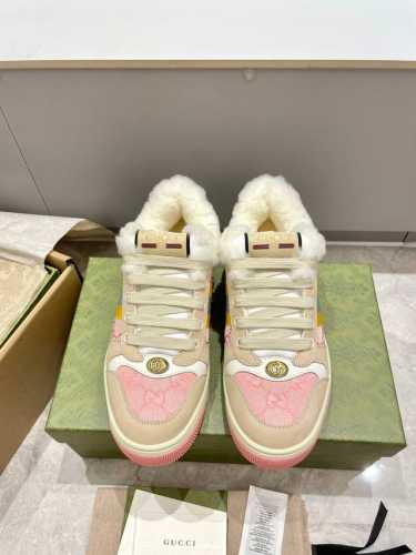 出 。Gucci羊毛版小脏鞋秋冬新品。原版购入完美复刻！ 秋冬升级羊毛里 size： 35-40 原版TPU双色大底 区分市场的橡胶底。 面料：头层牛磨砂搭配正