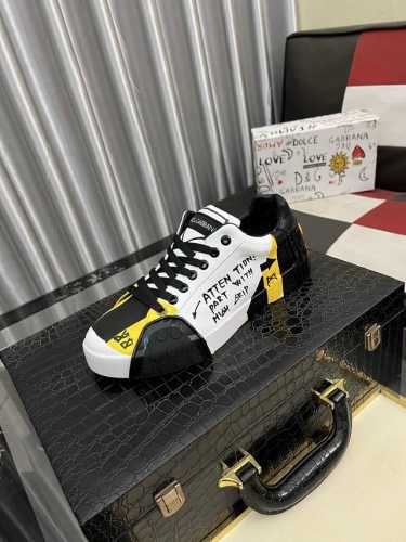 出厂价Pp： Dg～ 情侣装休闲鞋，2025Z柜同步发售 码数:35-46# 2个颜色鞋面选用多材质拼接网布内里，舒适透气，鞋底：原版舒适耐磨大底，实物拍摄实物