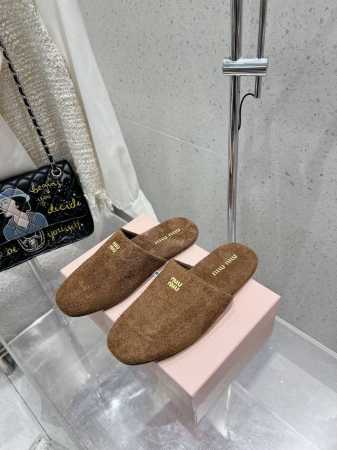 MIUMIU秋夏系列穆勒鞋拖鞋包头小羊皮半拖Zp开发 原版拆卸 对版拖鞋秒杀市面版本 Miu真的太少女啦 超级柔软舒服的脚感 材料：原版磨砂皮 小羊皮 原版橡胶 - 点击图像关闭