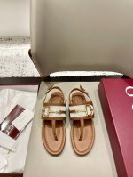 gucci女士饰马衔扣夹趾凉鞋。这款女士夹趾凉鞋搭配饰经典马衔扣细节金色调配件，彰显品牌传承。采用精致绒面材质打造，设计优雅而不失随性，是温暖季节的理想单品。面