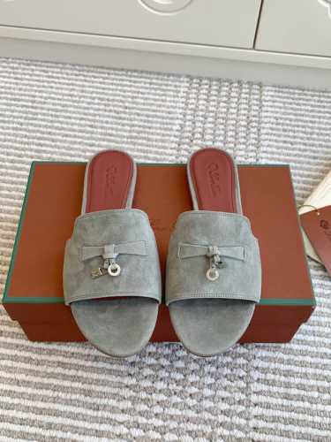 平底 粗跟 代购级 Loro piana Summer Charms Ser LP女士凉鞋拖鞋产品详情：这款绒面羊皮革凉鞋搭配饰有Loro Piana My C