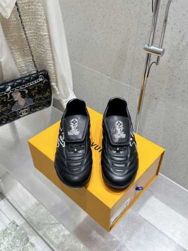 代购级440 25Ss 春夏季新款 情侣同款球鞋 穿上就是时髦精 这款 Footprint Soccer 运动鞋于2025春夏系列时装展中亮相，是Pharrel