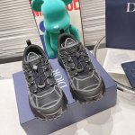 冲量价: 长期出货。 DIOR B31 Runner 运动鞋 棕色网面和深灰色橡胶曲纹藤格纹图案 原版p9,300购入1:1开发。 产品说明 这款低帮B31Ru