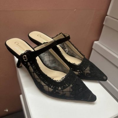 j'adior 迪奥 Dior 专柜最新明星款同织带高跟鞋；运用独特的二三十万针以上的刺以绣及单一完整无缝料布工艺，点缀标性志的电绣“J'adior”饰带起看来