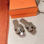 出厂价P Hermes 爱马仕H拖鞋Oran凉鞋系列 时尚又百搭 超级舒服 每个细节都做到极致 原版丝绒面料 原版1:1独家私模鞋面 原版真皮沿条大底 包装: