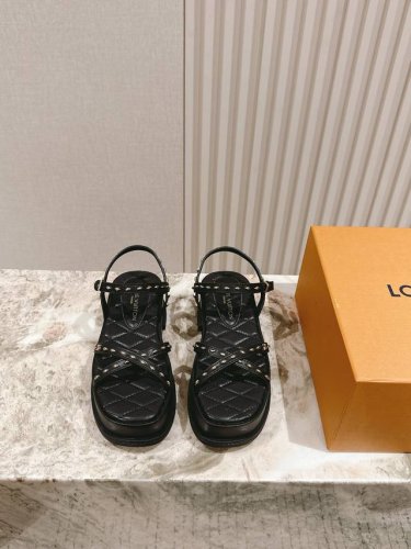 驴家新品 New Arrival Lv春夏厚底漆皮水台凉鞋.单宁色搭配的牛皮铆钉材质 性感舒适 拉满了夏日美鞋能给的满分情绪价值.凉鞋的造型也很乖巧好看呀 羊皮