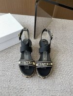 Dior迪奥 春夏走秀新款2025 坡跟凉鞋 迪奥 Dior 春夏走秀新款 Iviera Dway 交叉带高跟女鞋 经典迪奥字母Logo立体刺绣露趾凉鞋 明星同
