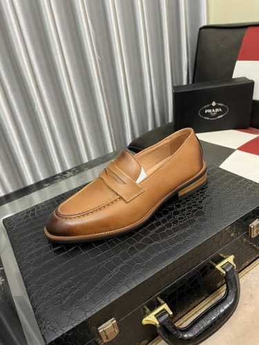 PRADA 普拉达1:1新款商务皮鞋。2024专柜同步发售，意大利进口原版进口胎牛皮。内里猪里，鞋面采用拉线设计，独家成型超轻橡胶大底，超级舒适，实物拍摄实物