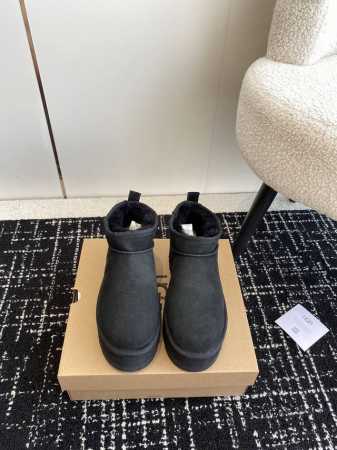 代购级 UGG 新款mini厚底毛毛雪地靴 被Bella、Gigi种草的一款，火的爆炸 搭配一双堆堆袜，又高级又时髦，纯纯的美式穿搭，厚底尽显大长腿！ 隆丰厚实 - 点击图像关闭