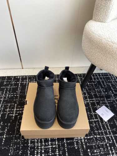代购级 UGG 新款mini厚底毛毛雪地靴 被Bella、Gigi种草的一款，火的爆炸 搭配一双堆堆袜，又高级又时髦，纯纯的美式穿搭，厚底尽显大长腿！ 隆丰厚实