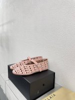 Alaia 镂空真皮 来自巴黎 一见倾心 粉色 一双完美 新型时尚芭蕾鞋， 配上不同款式，不同风格都能轻松驾驭，无论牛仔裤，西装裤，还是百褶裙，都能将你的穿搭提