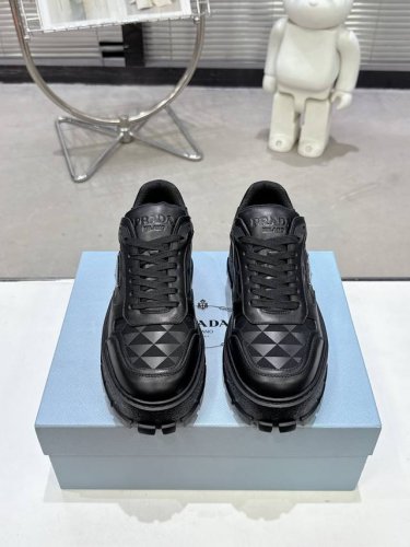 prada* 情侣款Size: 女款35-40.男款39-44. 45定做 Prada 2025普拉达新品，实力来袭！众多网红同款，时髦百搭Nice单品，意大利