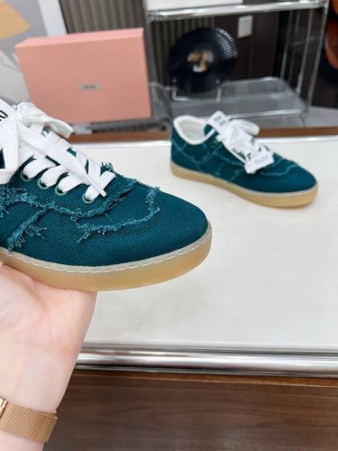 Miumiu 24新款乞丐休闲鞋 Miu Miu 缪缪大秀上爆出的这双流苏乞丐球鞋 后全球各大代购官网火爆上市 仿旧复古破碎的毛边很随意不羁又能体现单宁美感，整