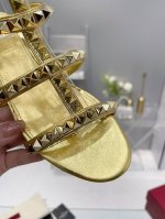 Valentino专柜新品给大家推荐一款 网红街拍都爱搭配的腔调单品哦~ 跟着时尚达人的步伐来走准没错！搭配上简单或时尚款的衣服穿，鞋面镂空设计搭配V家经典铆钉