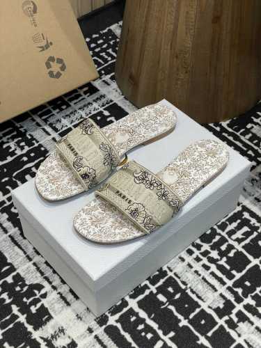 平底 -高跟210-25ss夏季新款Dior Dway粗跟电绣一字凉拖鞋2025最新配色这款 Dway 带跟凉拖是一款历久弥新的经典单品，饰以彼得罗 鲁福 Pi