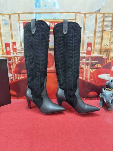 长款 RMB 羊京 Price：长款 RMB 牛仔布 24Aw走秀经典长靴，明星同款灵感来源于西部的荒野，由进口小牛皮和牛仔布手工缝制而成，以突出的纹理设计突出