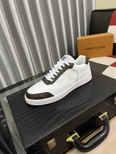 出厂价： Lv 路易威登。最新潮鞋休闲鞋实体店爆款38-44码。 新品春夏季舒适进口定制原版牛皮，独特提花面料元素设计。搭配羊皮内里，Lv原版底，高端包装高品质