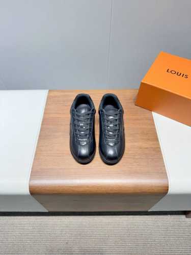 Lv25年新款情侣球鞋 穿上就是时髦精 这款 Footprint Socce-运动鞋于2025春夏系列时装展中亮相 是pharrell William-首次以足