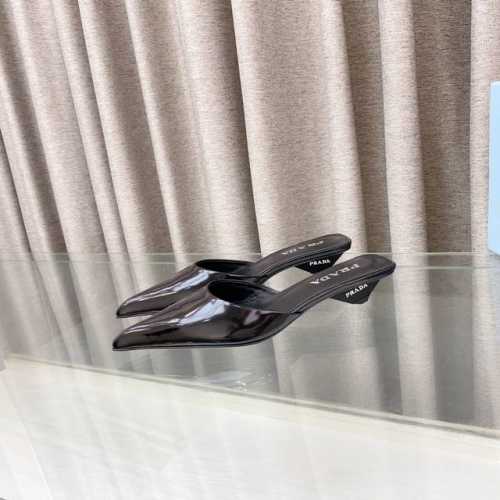 prada 普拉达2025春季新款缎面半拖凉鞋 采用进口缎面面料，丝网印花皮革三角形徽标，皮革鞋底饰有金属字母徽标；3.5厘米皮革包覆鞋跟 码数：35～39 3