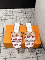 louisvuitton 25 夏季限定 樱桃风 蝴蝶结 平底凉拖 最新夏季限定 樱桃风系列 采用彩色以及鞋面的大面积底色作为对比 创造出樱桃彩色元素风格 成就