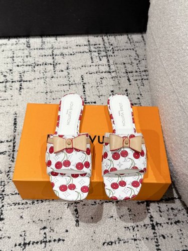 louisvuitton 25 夏季限定 樱桃风 蝴蝶结 平底凉拖 最新夏季限定 樱桃风系列 采用彩色以及鞋面的大面积底色作为对比 创造出樱桃彩色元素风格 成就