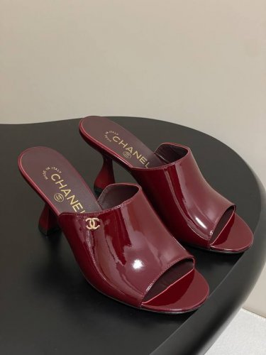 chanel 2026早春度假系列爆品小香双C扣鱼嘴蜜儿高跟拖鞋小矮跟凉拖鞋 简约时尚 整体采用穆勒鞋款式 这种鞋型没有鞋带或复杂的固定结构 穿脱方便 同时展现