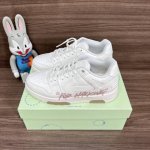 顶级版本Off-White Out Of Office 低帮涂鸦板鞋情侣款白粉。 Off-White箭头符号、Ziptie 标签、1Ogo印花等经典元素皆在此呈