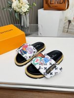 冲量价: lv驴牌l家 2024爆款 浮雕logo 压花 凉拖鞋 本款 pool pillow comfort 平底凉拖取材科技织物，以高频压印技术重绎 mon