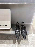 jacquemus 25Ss尖头编织矮跟后空单鞋 这一刻彷佛在南法 有一种美学叫Jacquemus jacquemus 在伦敦的最新旗舰店 由品牌创始人 sim
