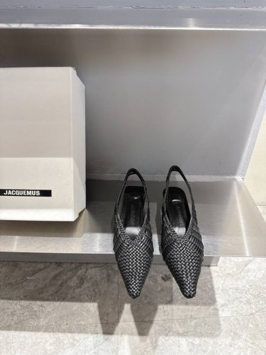 jacquemus 25Ss尖头编织矮跟后空单鞋 这一刻彷佛在南法 有一种美学叫Jacquemus jacquemus 在伦敦的最新旗舰店 由品牌创始人 sim