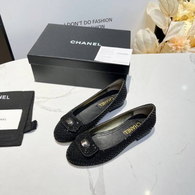 CHANE* ｜小香23C新品 纽扣芭蕾舞鞋 原版1:1复刻 经典中的经典 无论搭配裤装还是裙装都是完美 小圆头的设计很好的修饰脚型 ，小仙女们必备！ 鞋面采用