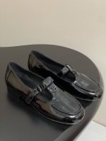 25Ss新款Louis Vuitton Lv Soho玛丽珍平底乐福鞋T字带搭扣单鞋 采用纳普拉克皮革 这种皮革的特点是柔软的手感 褶皱的质地和光滑的表面 T型