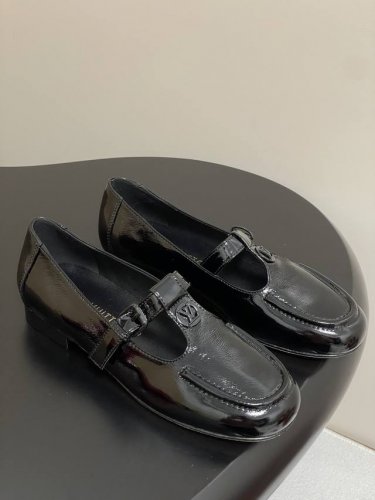 25Ss新款Louis Vuitton Lv Soho玛丽珍平底乐福鞋T字带搭扣单鞋 采用纳普拉克皮革 这种皮革的特点是柔软的手感 褶皱的质地和光滑的表面 T型