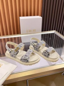 dior帆布爆款凉拖 踏入Dior拖鞋的时尚领地，邂逅优雅与舒适的极致融合。鞋面以精湛刺绣工艺，镌刻着Christian Dior Paris标志，细腻针法诉说