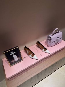 PRADA 普拉达25走秀尖头猫跟单鞋必须夸一下这双小猫跟挺高级的 酷中带点小性感！鞋面采用进口开边珠牛皮内里垫脚进口小羊皮 意大利进口牛皮大底跟高：5.5cm