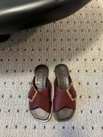 顶级品质 Loew* 25S最新款 早春系列 交叉带平底拖鞋 拖鞋控的最爱！Loewe25新款苹果头交叉编织带平底拖鞋！这款上脚真的超级好看，无论是单穿还是搭配