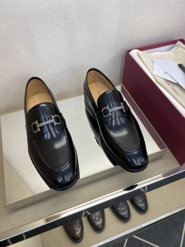 sf 顶尖工艺品 时尚正装皮底 正码：39一44， 5 －10 时尚小皮鞋！顶级手工艺 意大利全面进口原皮料小牛皮 超强质感、手感 ，内里进口小牛皮，全进口皮丕