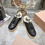 出厂 Miu Miu 24ss 缪缪厚底饼干底 24ss 春夏新款英伦风系带 小白鞋 休闲鞋 MiuMiu秀场适当独一无二的擦色工艺工艺来自Miu Miu系列的