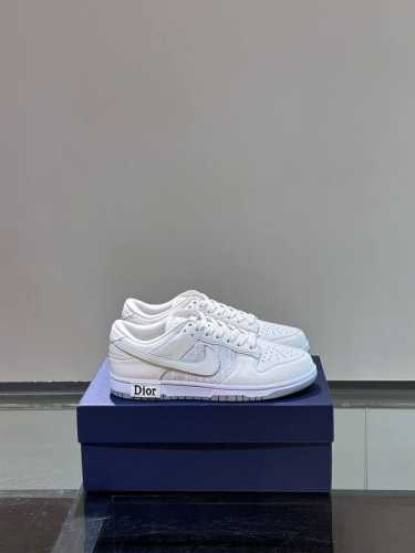 顶级 Dio* X Nike联名低帮休闲运动鞋，采用进口老花帆布拼接头层牛皮材质精心制作，侧身联名印花logo装饰，双色橡胶鞋底、后侧鞋口和鞋跟处均带有品牌标志
