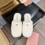 MiuMiu缪缪 2024 miu家2024春夏新品 专柜最新爆款字母后毛毛半拖系列 时尚 简约高级 随意搭配 上脚非常轻便舒适 今年主推款 时尚 简约高级 随