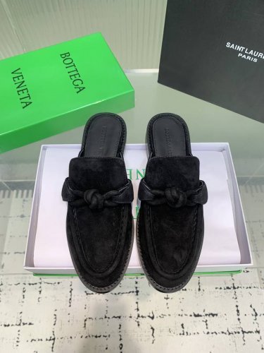 Bottega Venetabv结绳配饰乐福拖鞋 上脚轻松又时髦 穿上它 百搭又时髦 轻松穿出高级感 每一步都走出你的时尚新节奏 鞋面材质选用同原版的小牛皮材质